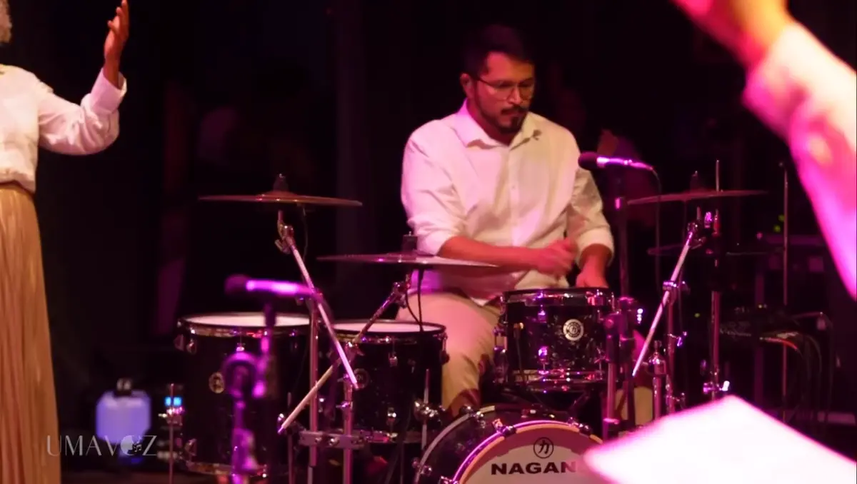 Baterista da banda ao vivo durante o recital